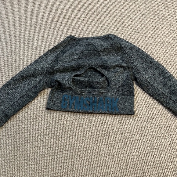 GYM SHARK LONG SLEEVE CROPPED TOP - Picture 2 of 2